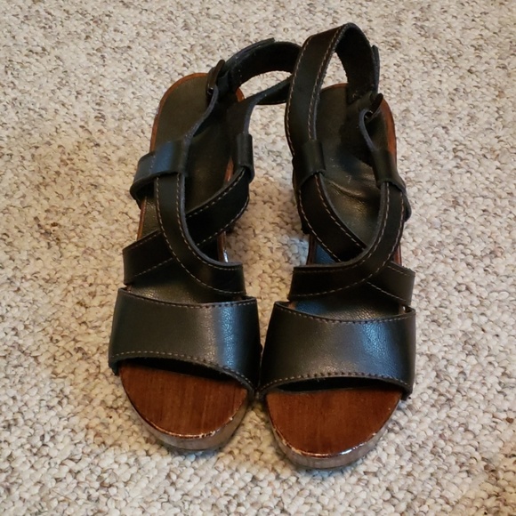 new directions platform sandals